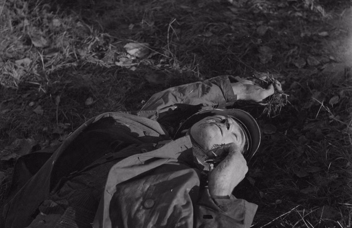 Đến năm 1944, khi sức mạnh của Đức Quốc Xã đã gần như không còn và không thể "đỡ" hộ Phần Lan được nữa thì lúc này Phần Lan lại phải chịu áp lực từ rất nhiều phía, phía Đức muốn Phần Lan đảm bảo không tách ra khỏi phe Trục, phía Mỹ với đích thân Tổng thống Roosevelt lại kêu gọi Phần Lan tách ra khỏi phe Phát Xít, còn phía Liên Xô thì không có tuyên bố gì mà kéo thẳng quân đánh vào lãnh thổ Phần Lan vào tháng 6/1944. Nguồn ảnh: Theatlantic.