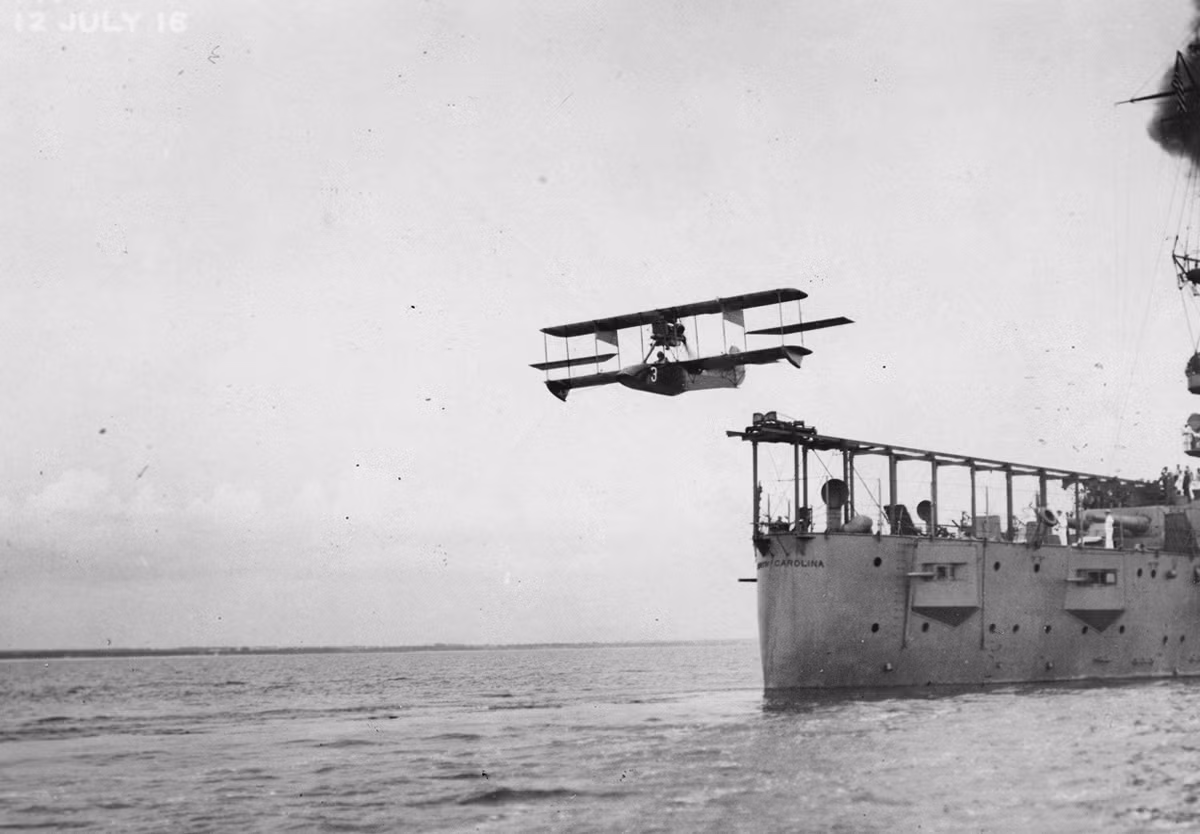 Máy bay Curtiss Model AB-2 cất cánh từ tàu USS North Carolina. Ảnh được chụp vào ngày 12/6/1916. Đây là lần đầu tiên trong lịch sử một chiếc máy bay đã cất cánh thành công từ một chiến hạm nhờ hệ thống ray phóng. Nguồn ảnh: Theatlantic.