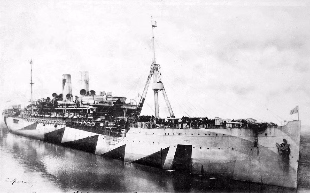 Tàu vận tải USS Pocahontas của Hải quân Mỹ với màu sơn ngụy trang nhằm tránh bị tấn công bởi tàu ngầm đối phương. Với kiểu ngụy trang này, các tàu ngầm sẽ không thể tính toán chính xác được các phần tử bắn để khai hỏa chính xác. Nguồn ảnh: Theatlantic.