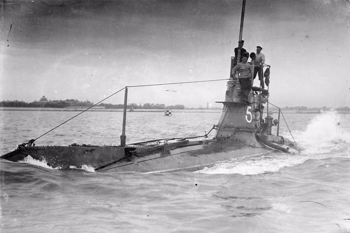 Tàu ngầm HMS A5-mẫu tàu ngầm đầu tiên do Hải quân Hoàng gia Anh thiết kế và sản xuất vào năm 1905. Nguồn ảnh: Theatlantic.