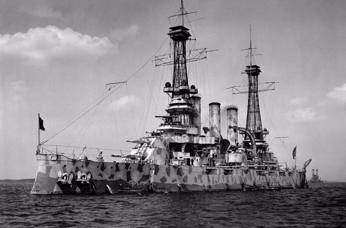Thiết giáp hạm USS New Jersey thuộc lớp Virginia của Hải quân Mỹ với màu ngụy trang khá độc đáo. Ảnh chụp vào năm 1918. Về sau, các kiểu ngụy trang trên tàu thủy không được áp dụng nhiều vì người ta nhận thấy cách thức này ngày càng tỏ ra vô dụng khi công nghệ phát hiện tàu chiến đối phương của các nước càng ngày càng phát triển và người ta dần dần chuyển sang dùng thiết bị chú không còn dùng "mắt" như trước nữa. Nguồn ảnh: Theatlantic.