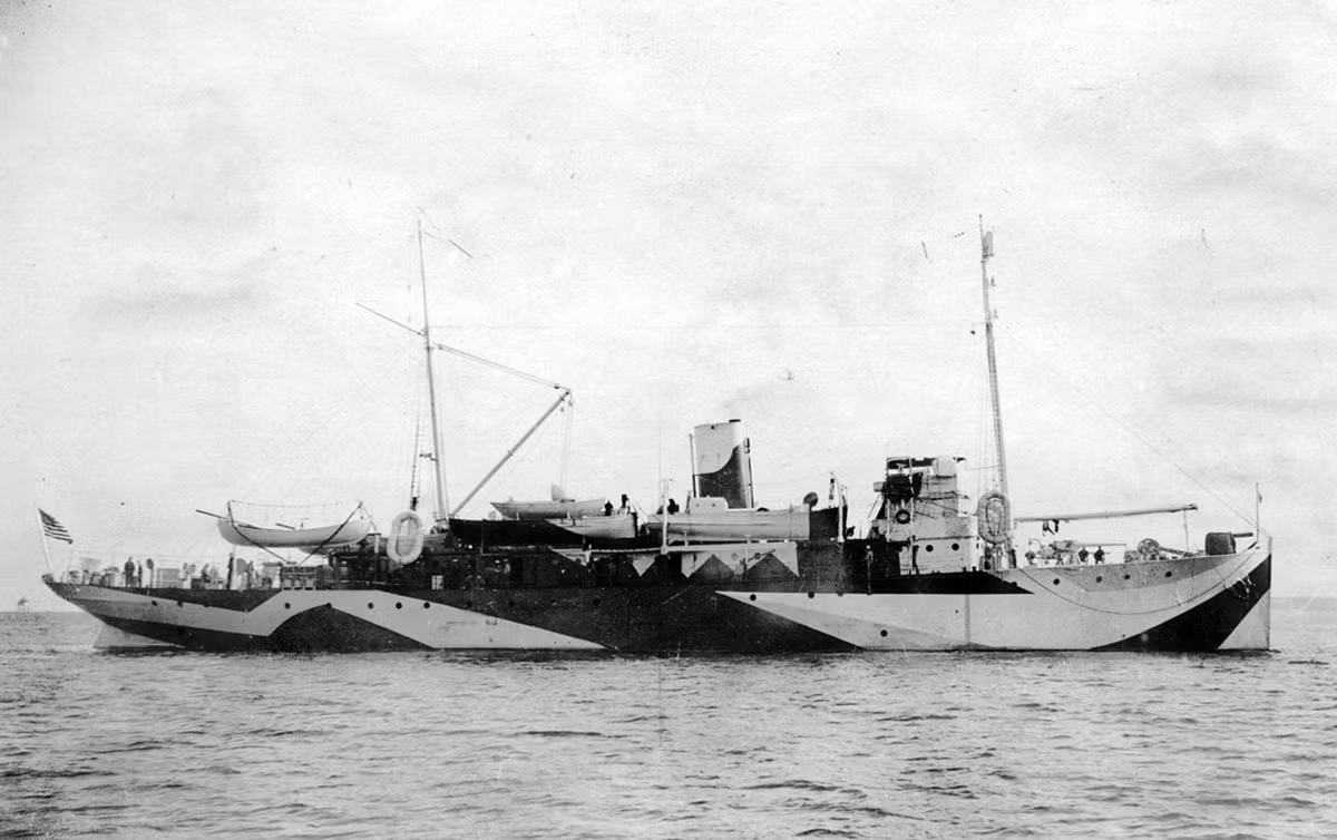 Tàu USS Fulton (số thân AS-1) với lớp sơn ngụy trang chống tàu ngầm theo kiểu Mỹ đang ở cảng Nam Carolina. Ảnh chụp ngày 1/11/1918. Nguồn ảnh: Theatlantic.