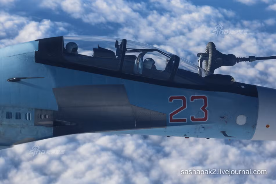 Theo nhà thiết kế Sukhoi JSC, nếu được tiếp nhiên liệu một lần trên không thì tầm bay của Su-30SM tăng lên tới 5.200km và lên tới 8.000km nếu tiếp nhiên liệu 2 lần. Nguồn ảnh: Sashapak.