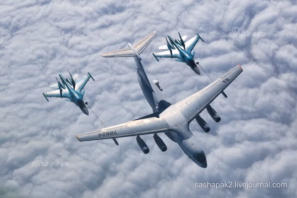 Nếu được tiếp nhiên liệu một lần, tiêm kích - bom Su-34 có thể đạt tầm bay từ 5.000-6.000km. Nguồn ảnh: Sashapak.