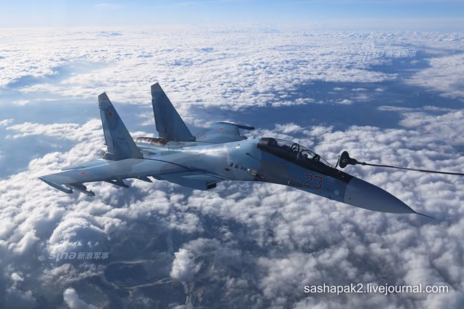 Trong ảnh, tiêm kích đa năng Su-30SM kết nối thành công hệ thống nhận nhiên liệu với ống bơm xăng dầu từ máy bay Il-78. Trong điều kiện mang tối đa nhiên liệu, Su-30SM đạt tầm bắn 3.000km ở trần bay cao, hoặc chỉ 1.200km ở độ cao trung bình. Nguồn ảnh: Sashapak.