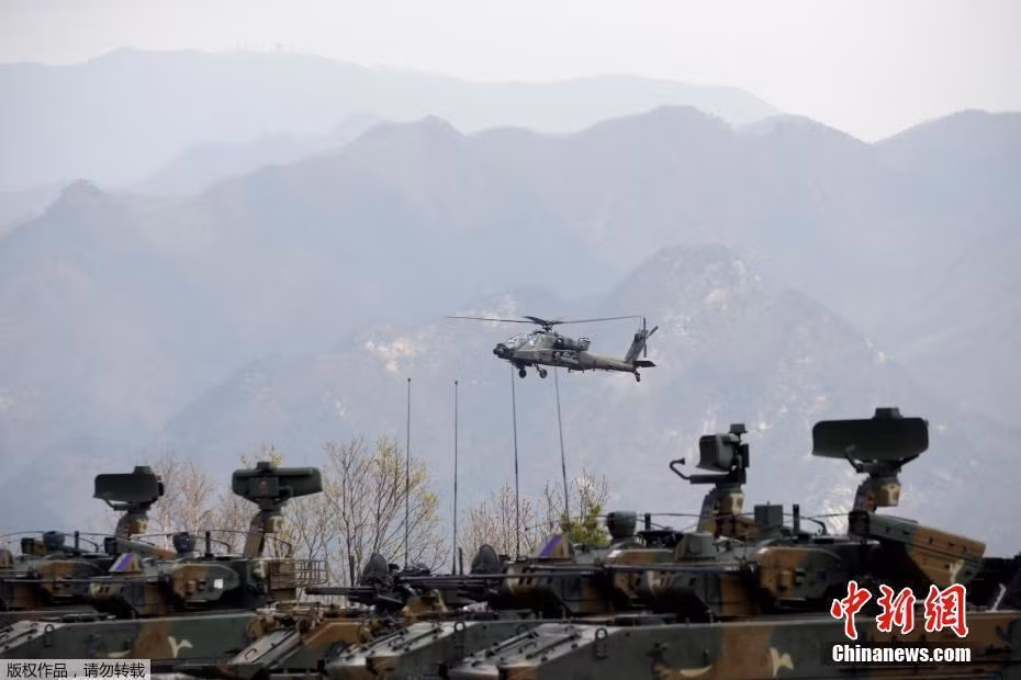 Trực thăng chiến đấu Apache AH-64 cũng tham gia cuộc tập trận này, lực lượng trực thăng với độ cơ động cao, khả năng tác chiến ở độ cao thấp sẽ là vũ khí yểm trợ rất hữu hiệu cho các lực lượng mặt đất khi tiến quân. Nguồn ảnh: Chinanews.