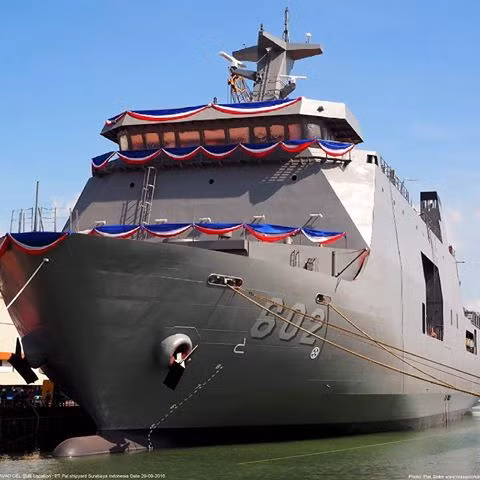 Sàn tàu phía sau con tàu BRP Davao Del Sur là một sân đậu trực thăng, con tàu này có khả năng mang theo tối đa 2 trực thăng cỡ trung với một chiếc được đặt phía trên sân đậu trực thăng, một chiếc được đặt trong nhà chứa của tàu. Nguồn ảnh: Imgrum.