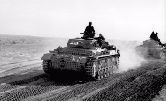 Thêm vào đó, đang trong tình hình nước sôi lửa bỏng thì Rommel lại phải về nước để chữa bệnh, người thay thế ông, Tướng Stumme mới nhận nhiệm vụ được hơn một tháng lại đột ngột qua đời vì nhồi máu cơ tim khiến tình hình ở bắc Phi ngày càng trở lên bất lợi hơn cho quân đội phát xít. Ảnh: Warhistory.