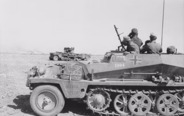 Ngày 9/3/1943, Rommel Cáo sa mạc trở về Đức, số phận của bắc Phi coi như đã được định đoạt, tới tháng 5/1943 lực lượng Phát xít Đức và Italia đầu hàng toàn bộ, Tướng đức Von Arnim cùng Thống chế Italia Giovanni Messe đều bị bắt làm tù binh. Ảnh: Warhistory.