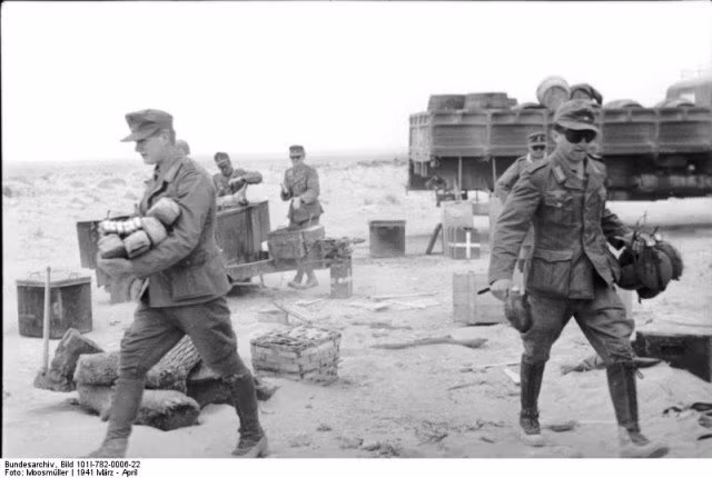 Việc Rommel bất tuân thượng lệnh, chỉ huy cả quân đội Italia khiến những tướng lĩnh cao cấp phía Italia cực kỳ tức giận, mặc dù vậy phía Italia cũng không thể làm gì được Rommel vì ông... đánh đâu thắng đó và có được sự nể trọng rất lớn từ phía binh lính Italia. Ảnh: Warhistory.