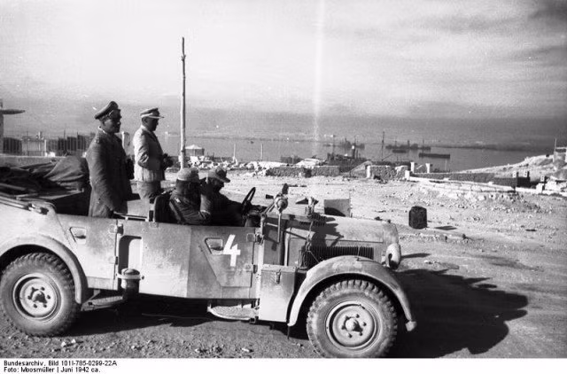 Đáng lẽ ra, Rommel phải tuân lệnh của các sỹ quan đồng cấp đến từ phía Italia, tuy nhiên trên chiến trường, ông luôn chỉ huy một cách cực kỳ quyết đoán và không những bỏ ngoài tai các lời chỉ trích, mệnh lệnh từ phía Italia mà ông còn... chỉ huy luôn cả lực lượng quân đội Italia. Ảnh: Warhistory.