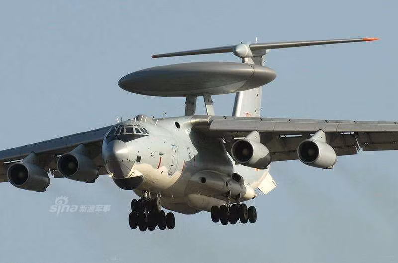 Hệ thống rada trên KJ-2000 dù có độ phủ và tầm bao quát tương đương với những chiếc máy bay cảnh báo sớm của Mỹ và Nga nhưng lại chỉ có khả năng khóa tối đa khoảng 100 mục tiêu cùng lúc. Nguồn ảnh: Sina.