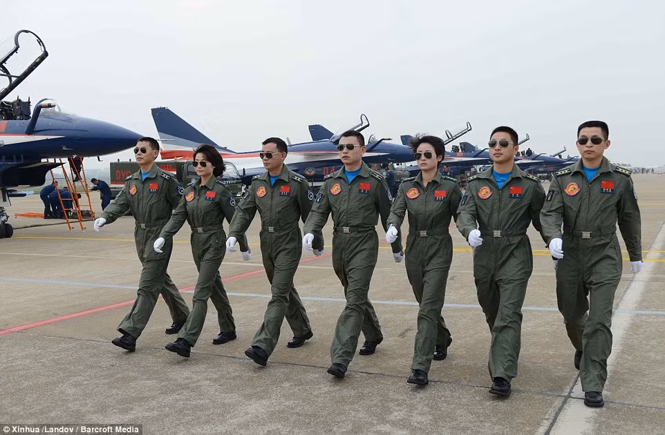 Tự tin sánh vai bên cạnh các đồng nghiệp nam. Ngoài các tiêu chuẩn sức khỏe và lý lịch, các nữ phi công Trung Quốc còn phải đạt 85% điểm tối đa trong kỳ thi Cao Khảo để có thể vào được các trường đào tạo không quân (Cao Khảo giống với kỳ thi đại học ở Việt Nam nhưng có độ cạnh tranh khốc liệt hơn rất nhiều lần). Nguồn ảnh: Dailymail.