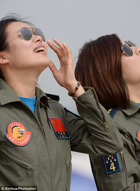 Sau khi vào được các trường không quân, tùy từng trình độ và sức khỏe, các cô gái này sẽ được phân về các đơn vị và được huấn luyện lái nhiều loại máy bay khác nhau, trong đó có cả các loại tiêm kích chiến đấu hiện đại nhất. Nguồn ảnh: Dailymail.