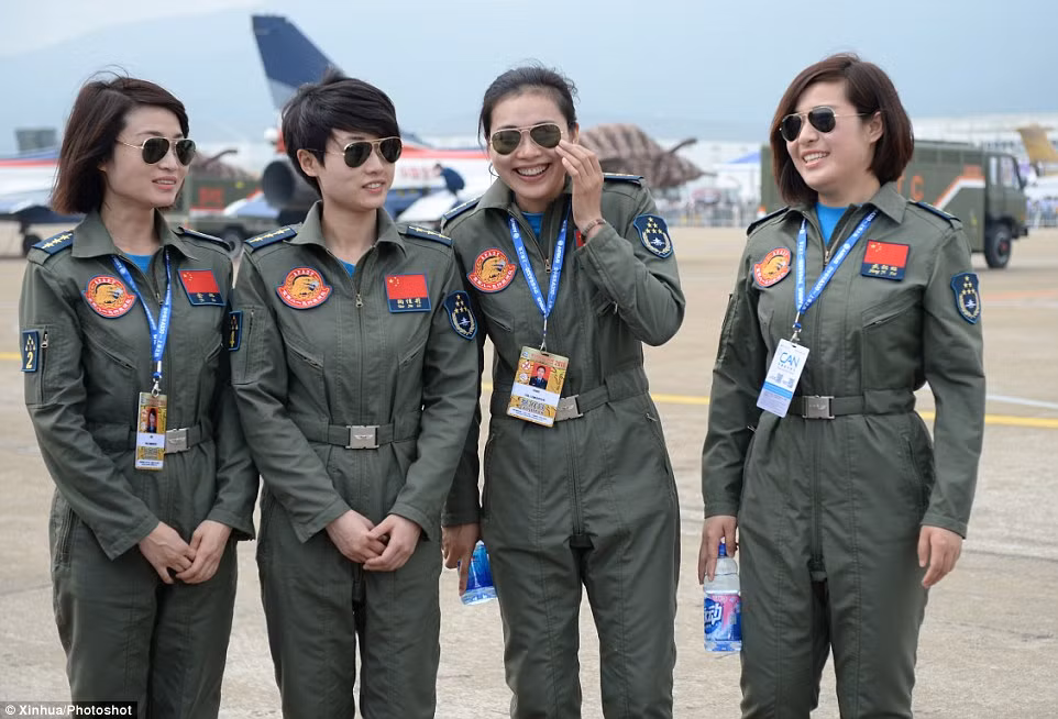 Giống với mọi lực lượng khác trên thế giới, lực lượng Không quân Trung Quốc cũng có những nữ phi công cực kỳ xinh đẹp và giỏi giang. Nguồn ảnh: Dailymail.