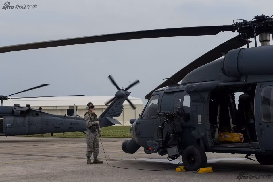 Trực thăng Sikorsky HH-60 Pave Hawk là một phiên bản được phát triển từ mấu UH-60 Black Hawk huyền thoại của Mỹ. Mỗi chiếc HH-60 có giá vào khoảng 15,8 triệu USD Mỹ (chưa tính chi phí nghiên cứu, theo tỷ giá năm 2012). Nguồn ảnh: Sina.