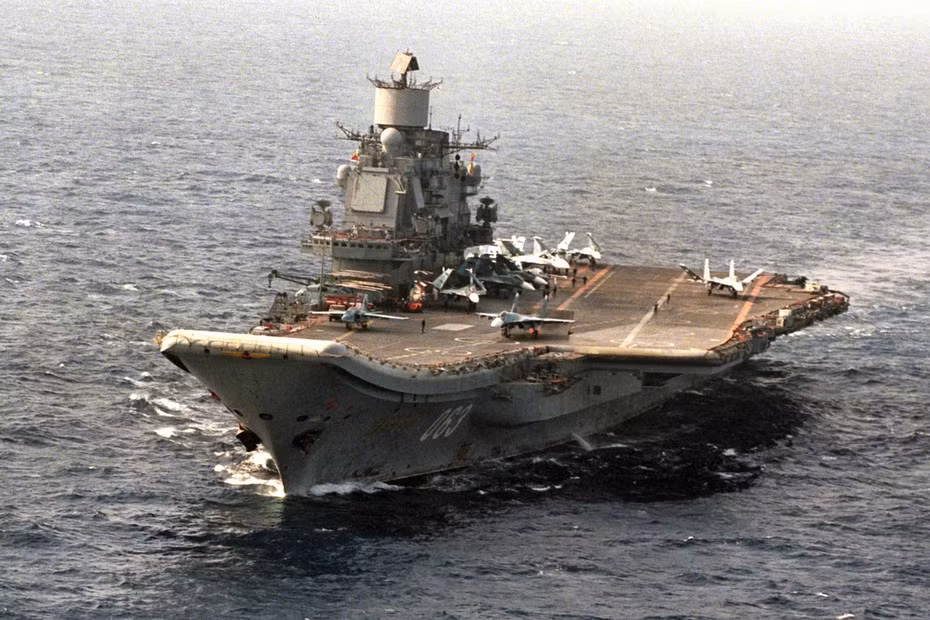 Tàu sân bay Đô đốc Kuznetsov được đóng bởi Liên Xô và bắt đầu được phục vụ hoàn toàn trong lực lượng Hải quân Nga từ năm 1995 tới nay. Tàu có lượng giãn nước tối đa 61.000 tấn và có khả năng mang theo tối đa tới 41 máy bay phản lực chiến đấu trong đó bao gồm các loại Su-33, MiG-29K/KUB, trực thăng Ka-27, Ka-31 và Ka-52K. Nguồn ảnh: News.