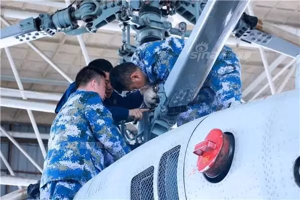 Tuy nhiên, việc bảo trì, bảo dưỡng hệ thống cánh quạt kép này lại cực kỳ khó khăn và phức tạp do hệ thống trục chuyển động sẽ có cơ cấu hoạt động khác hoàn toàn so với trên các loại trực thăng thông thường khác. Nguồn ảnh: Sina.