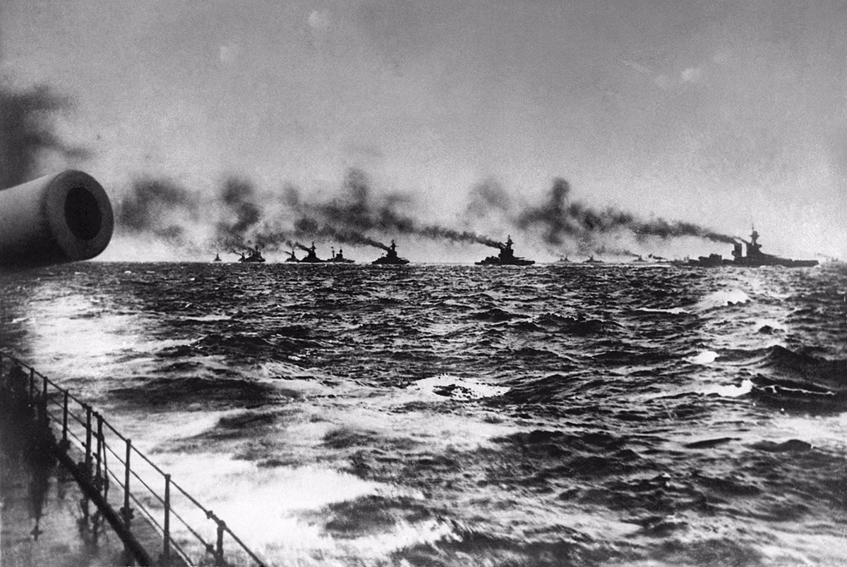 Hạm đội Hoàng gia Anh dưới sự chỉ huy của Đô đốc John Jellicoe đang trên đường tiến đến vị trí của Hải quân Đức, mở ra trận đánh Jutland trên khu vực biển Bắc vào ngày 31/5/1916. Ảnh: Theatlantic.