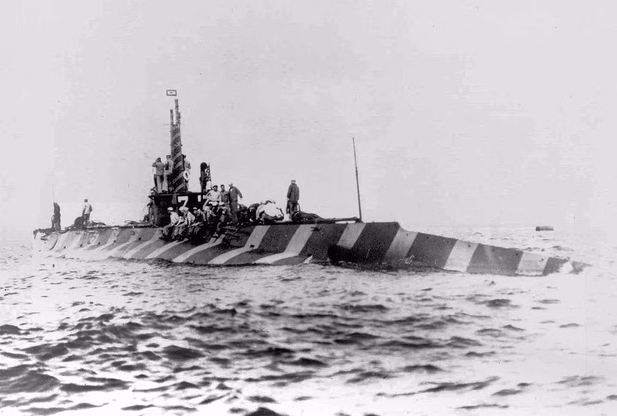 Tàu ngầm USS K-2 của Mỹ cũng được sơn lớp sơn ngụy trang chống ngầm. Ảnh chụp ngày 12/4/1916 tại Pensacola, Florida. Ảnh: Theatlantic.