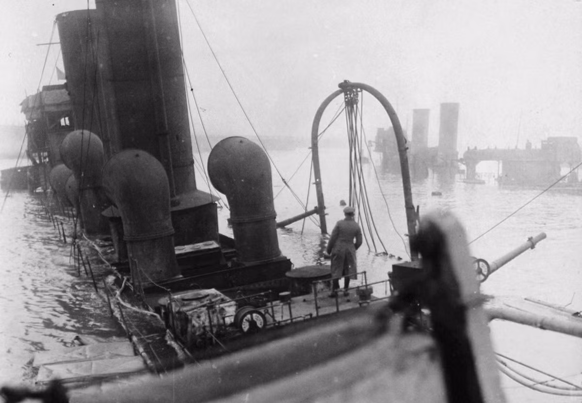 Hải quân Hoàng gia Anh tự đánh đắm một con tàu chở hàng của mình ở ngoài khơi cảng Bruges-Zeebrugge, Bỉ nhằm ngăn chặn không cho các tàu Đức thoát ra ngoài. Ảnh chụp vào tháng 5/1918. Ảnh: Theatlantic.