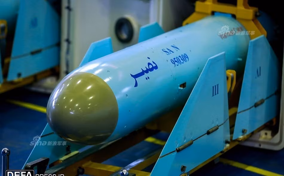 Các chuyên gia cho rằng với kích thước quá nhỏ, quả tên lửa hành trình chống hạm này của Iran không có khả năng mang theo đầu đạn hạt nhân dù phía Iran vẫn chưa lên tiếng xác nhận điều này. Nguồn ảnh: Sina.