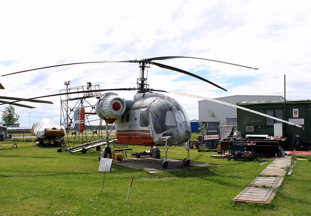 Chiếc Ka-26 là tiền đề để nhà máy Kamov cho ra đời chiếc Ka-226 với tính năng tùy biến hệ thống ca-bin đa năng rất hữu dụng vào năm 1997. Tuy nhiên chiếc Ka-226 đời mới mới chỉ được sản xuất có 69 chiếc tính đến cuối năm 2013, có lẽ do những chiếc Ka-26 vẫn còn quá tốt nên không có mấy khách hàng muốn nâng cấp chiếc trực thăng đa dụng này lên phiên bản mới hơn. Nguồn ảnh: wiki.