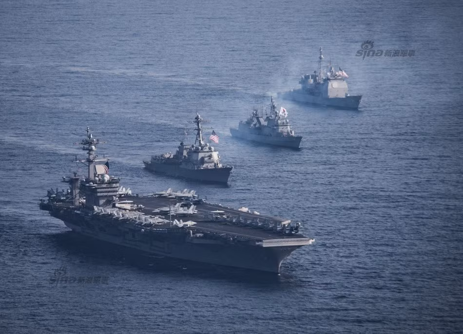 Tàu sân bay USS Carl Vinson đã có mặt tại khu vực biển Đông Á từ đầu năm nay và việc Mỹ gửi tới khu vực này thêm một đội tàu sân bay nữa rõ ràng là một hành động làm leo thang tình hình vốn dĩ đã rất căng thẳng ở khu vực này trong 4 tháng đầu năm trở lại đây. Nguồn ảnh: Sina.