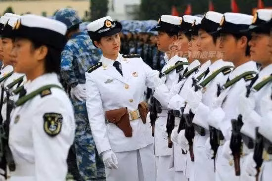 Những nữ quân nhân trong đội nghi thức hải quân hoặc phục vụ trong những bộ phận khác trên đất liền thường sẽ ít phải công tác xa nhà dài ngày hơn. Nguồn ảnh: Sina.