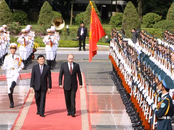 Nguyên Chủ tịch nước Trương Tấn Sang cùng Tổng thống Nga Putin duyệt đội danh dự. Đội trưởng đội danh dự cầm kiếm đi bên ngoài thảm đỏ. Nguồn ảnh: Thanhnien.