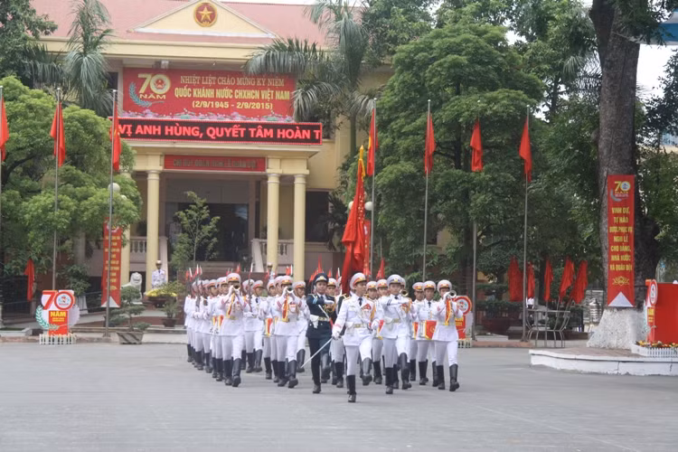 Đội danh dự cũng là lực lượng duy nhất cầm kiếm xuất hiện trong các buổi lễ diễu binh, các lực lượng khác trong Quân đội Nhân dân Việt Nam hoàn toàn không có trang bị này. Nguồn ảnh: Thiduakhenthuong.