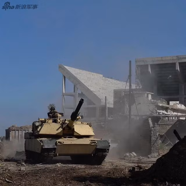 Có hỏa lực áp đảo, vượt trội so với phiến quân IS, quân đội Iraq đã huy động đủ các loại thiết giáp, xe tăng, xe bọc thép càn quét vào các vị trí nghi của phiến quân IS. Nguồn ảnh: Sina.