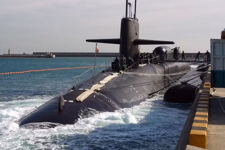  Tàu ngầm USS Michigan là tàu ngầm lớp Ohio có tên lửa dẫn đường. Trong ảnh, tàu ghé thăm Busan năm 2010.