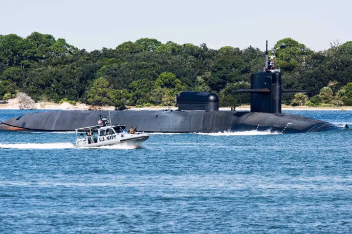 Tàu ngầm tên lửa dẫn đường lớp Ohio USS Georgia rời cảng tàu ngầm.