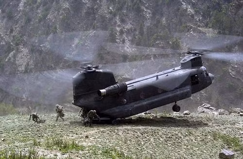 Điểm mấu chốt trong thiết kế của chiếc trực thăng CH-47 đó là nó có hai hệ thống động cơ cánh quạt có khả năng điều khiển độc lập với nhau, do đó nó hoàn toàn có thể thực hiện được những pha "ghé đuôi" máy bay vào sườn núi để đổ quân một cách cực kỳ đơn giản.