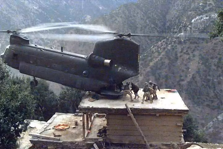  Trực thăng CH-47 Chinook được ra đời từ năm 1961 của thế kỷ trước, cho tới nay, hiếm có chiếc trực thăng vận tải nào trên thế giới có được độ cơ động khủng khiếp như chiếc CH-47 này.