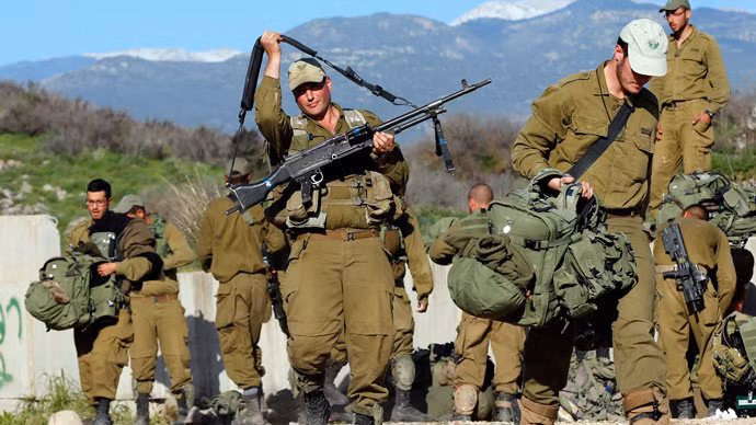 Quân đội Israel hiện có khoảng 160.000 lính chính quy phục vụ, nước này có dân số khoảng hơn 8 triệu người và có tới 3,6 triệu người đang nằm trong độ tuổi nghĩa vụ quân sự trong đó bao gồm cả nữ giới. Nguồn ảnh: RT.