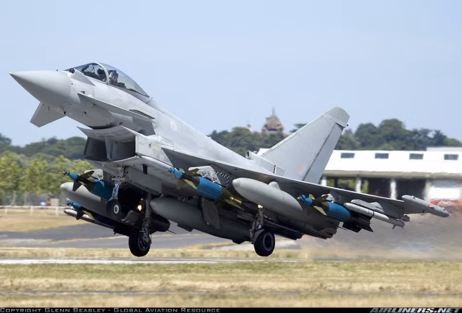 Eurofighter Typhoon có nhiều phiên bản khác nhau trong đó có cả phiên bản có 2 ghế ngồi. Chiều dài của chiếc phi cơ này là 15,96 mét, sải cánh 10.95 mét, chiều cao 5,28 mét và có diện tích cánh 50 mét vuông. Máy bay được trang bị 2 động cơ Eurojet Ẹ200 cung cấp cho nó khả năng cất cánh trọng lượng tối đa lên tới 23.500 kg. Nguồn ảnh: Sina.