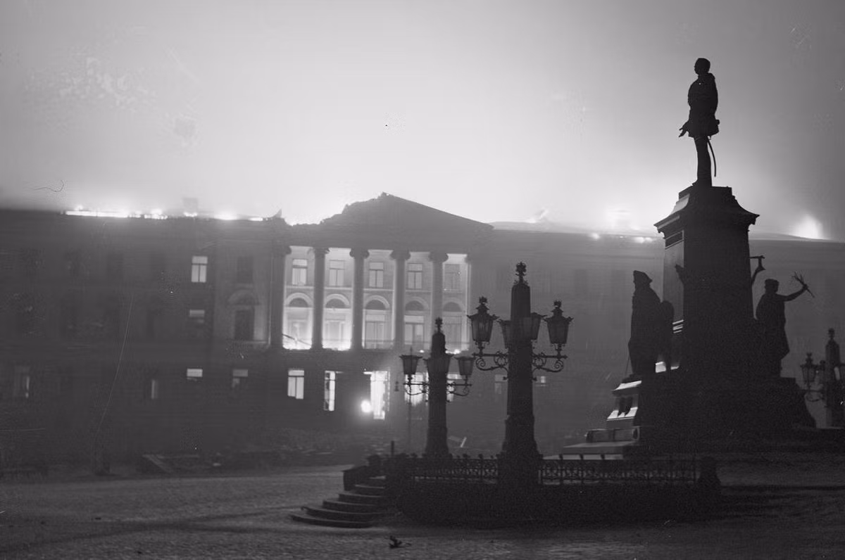 Trường Đại Học Helsinki cháy sáng giữa đêm sau khi hứng chịu nguyên một vệt bom từ các máy bay ném bom của Liên Xô. Nguồn ảnh: Theatlantic.