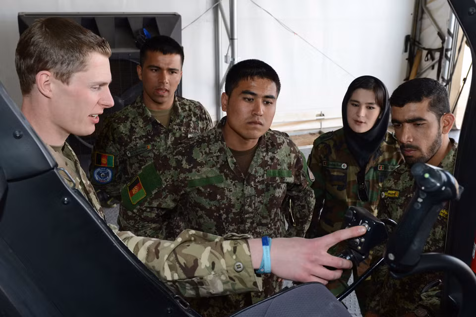 Đối thủ lớn nhất của Afghanistan hiện nay chính là lực lượng khủng bố Taliban. Mặc dù quy mô đã không còn như trước nhưng lực lượng này vẫn có đủ khả năng để thực hiện các vụ khủng bố và gây chấn động đến nền chính trị của quốc gia non trẻ này. Nguồn ảnh: GOVUK.