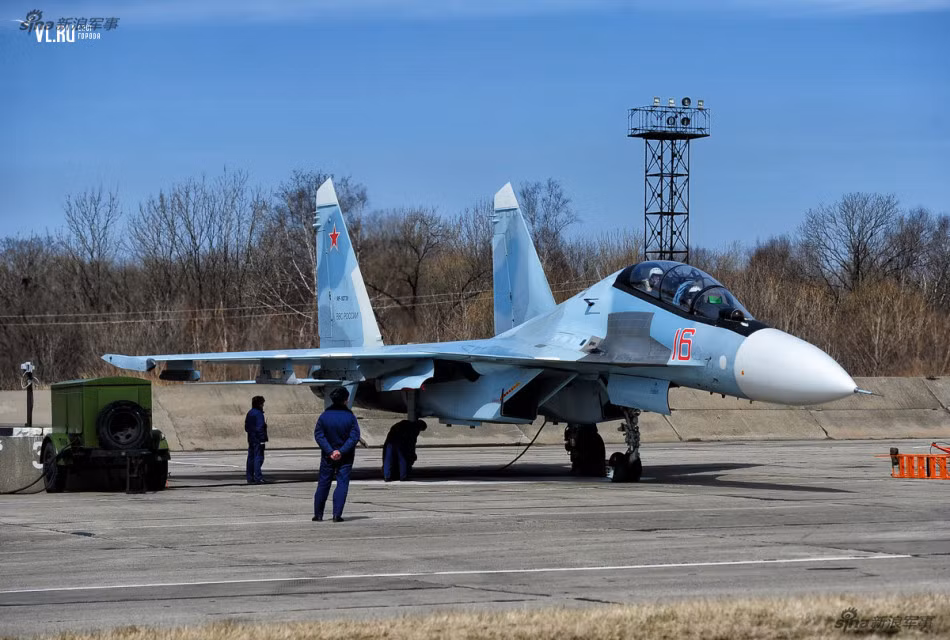 Kiểm tra kỹ càng tiêm kích Su-35 trước giờ xuất kích. Nguồn ảnh: Newslv.