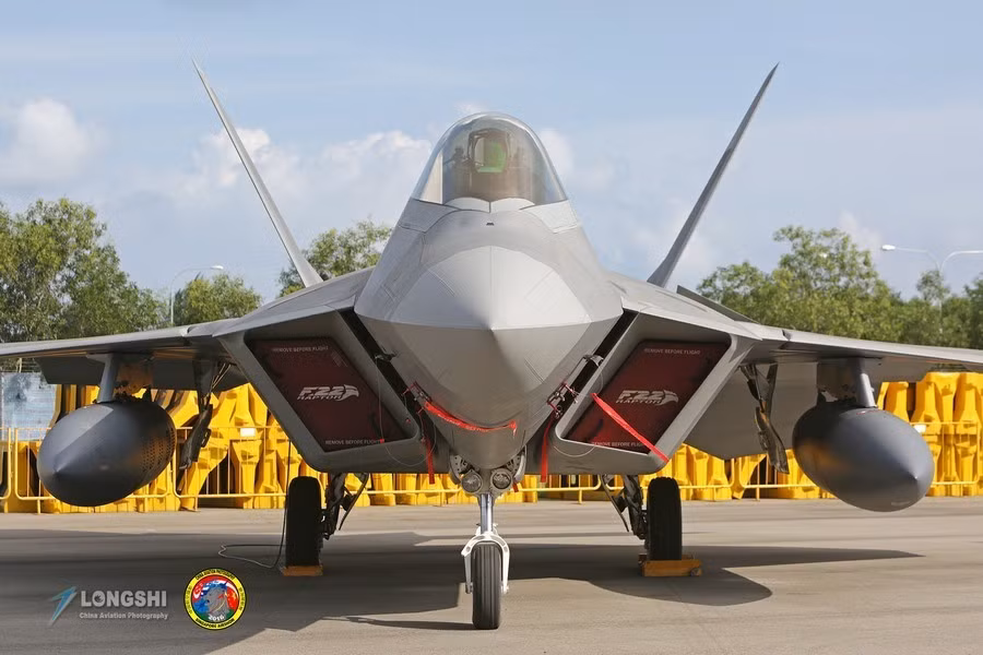 Ví dụ, động cơ của F-35 yếu hơn so với F-22, tính cơ động của F-35 cũng kém hơn dù cả hai chiếc tiêm kích này có thiết kế khí động học hiệu quả ngang nhau nhưng F-35 chỉ được trang bị có một động cơ. Có lẽ do "ỷ" vào khả năng tàng hình siêu việt trên chiếc F-35 mà các nhà thiết kế đã giới hạn vận tốc tối đa của nó chỉ vào khoảng 1900 km/h tương đương với Mach 1,6. Chiếc F-22 với tốc độ tối đa Mach 2,2 tương đương 2560 km/h thừa sức cho F-35 "hít khói". Nguồn ảnh: Sina.