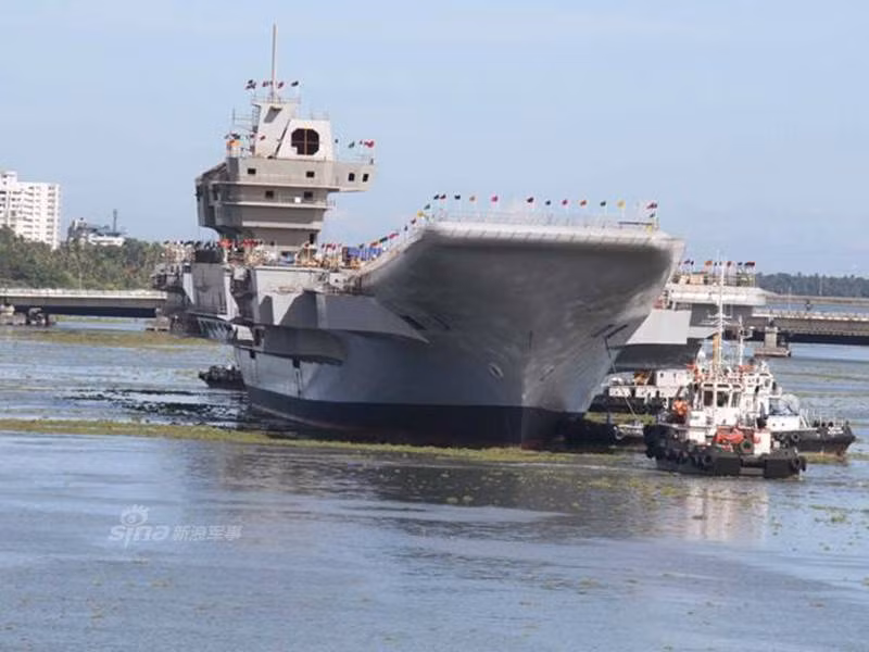 Tàu sân bay INS Vikrant là chiếc hàng không mẫu hạm đầu tiên do Ấn Độ tự đóng mới, trong quá trình thiết kế và đóng con tàu này, Ấn Độ đã vấp phải rất nhiều khó khăn, vướng mắc kỹ thuật. Thời điểm hạ thủy con tàu ban đầu được dự kiến vào năm 2010, tuy nhiên sau đó đã bị trễ mất 3 năm và phải tới tận 2013 con tàu này mới được hạ thủy. Nguồn ảnh: Sina.