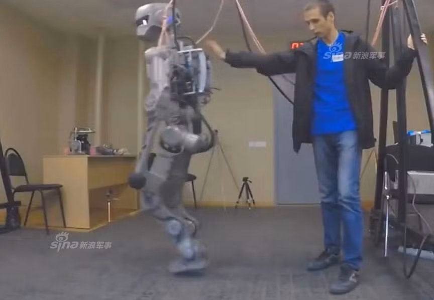 Khả năng di chuyển bằng hai chân của FEDOR khá ấn tượng, dù phía Nga chưa công bố việc con robot này có thẻ chạy được trên hai chân hay không, tuy nhiên trong đoạn video được công bố có thể thấy FEDOR đã có được khả năng di chuyển với tốc độ như người bình thường đi bộ, nghĩa là vào khoảng 4 km/h. Nguồn ảnh: Sina.
