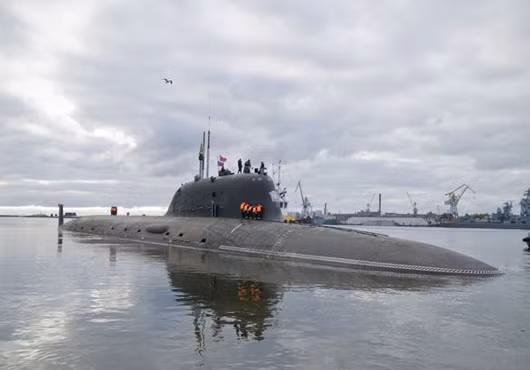 Các tàu ngầm lớp Yasen được trang bị hệ thống phóng thẳng đứng (VLS) cho phép triển khai 32 tên lửa hành trình chống hạm Oniks hoặc 40 tên lửa Kalibr-PL chống hạm, chống ngầm, đối đất. Ngoài ra tàu còn được trang bị 10 ống phóng ngư lôi trong đó có 8 ống phóng ngư lôi cỡ 650 mm và 2 ống phóng ngư lôi cỡ 533 mm. Nguồn ảnh: Pinterest.