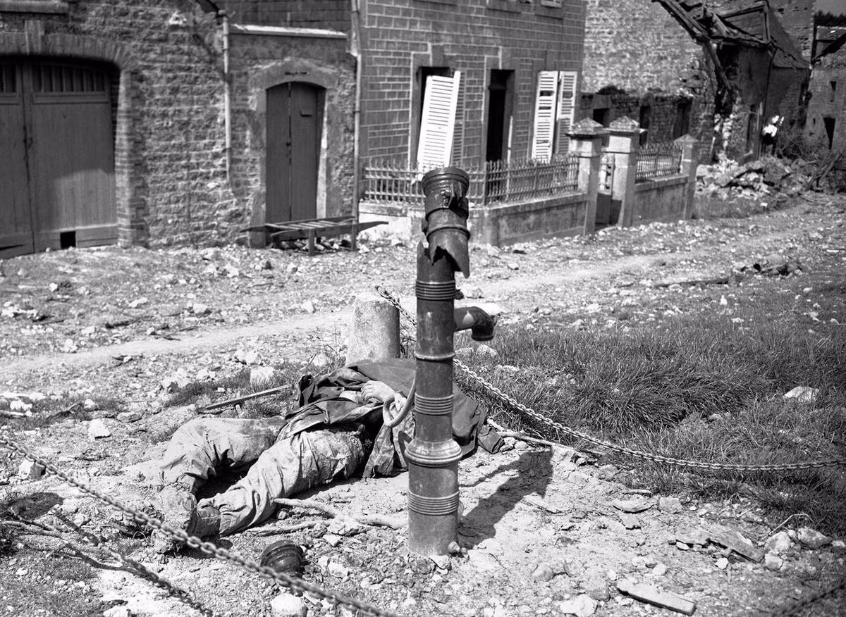 Một binh lính Mỹ thiệt mạng khi cố lấy nước từ một máy bơm nước giếng khoan bằng tay, đáng tiếc là trong chiếc máy bơm này là một chiếc bẫy lựu đạn đã được Quân Đức cài lại. Nguồn ảnh: Theatlantic.