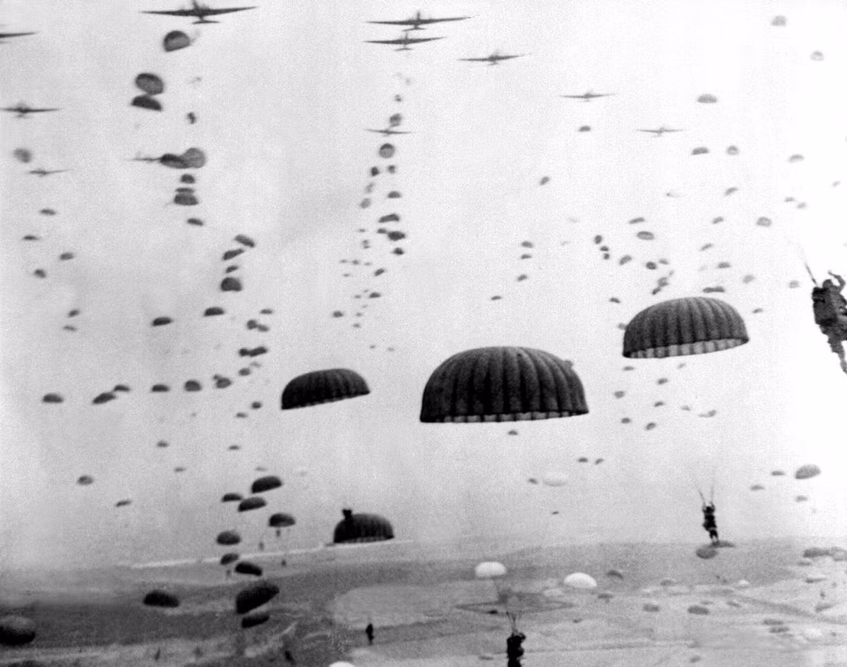 Chiến dịch đổ bộ đường không xuống Hà Lan có tên Operation Market Garden đến nay vẫn là chiến dịch đổ bộ đường không lớn nhất trong lịch sử với sự tham gia của 20.000 lính dù và 15.000 lính bộ binh. Nguồn ảnh: Theatlantic.