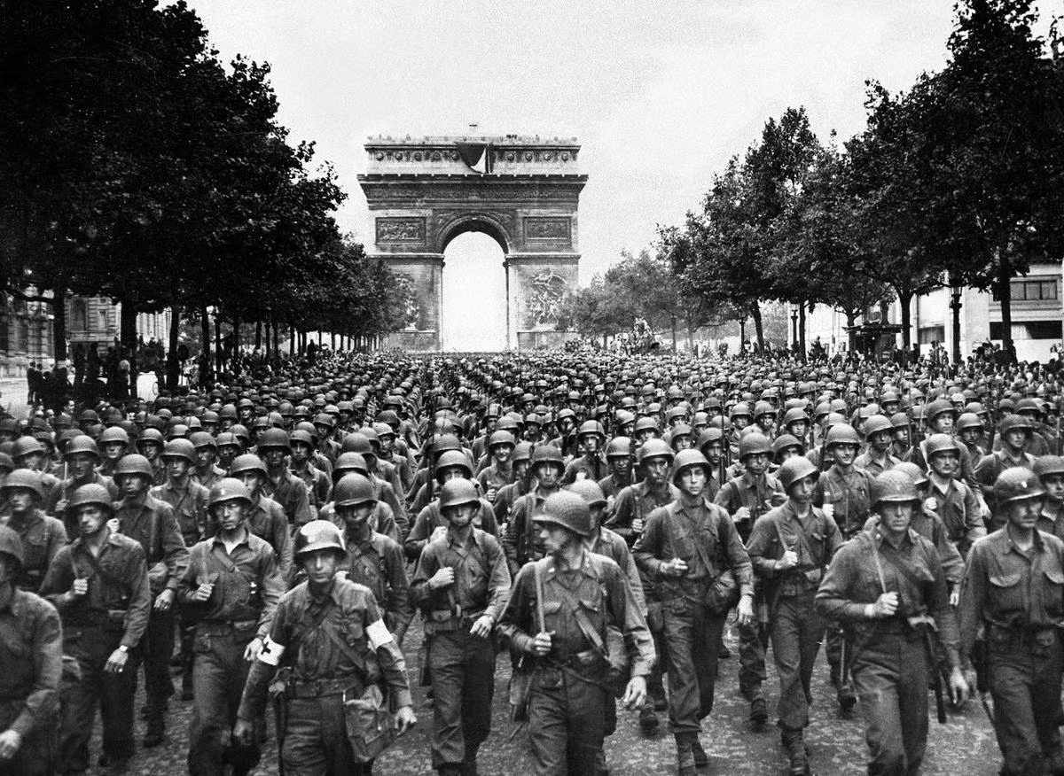 Ngày 19/8/1944, Quân Đồng Minh dẫn đầu là các lực lượng Mỹ duyệt binh trên đại lộ Chaps-Elysees của Pháp, Paris chính thức được giải phóng. Nguồn ảnh: Theatlantic.