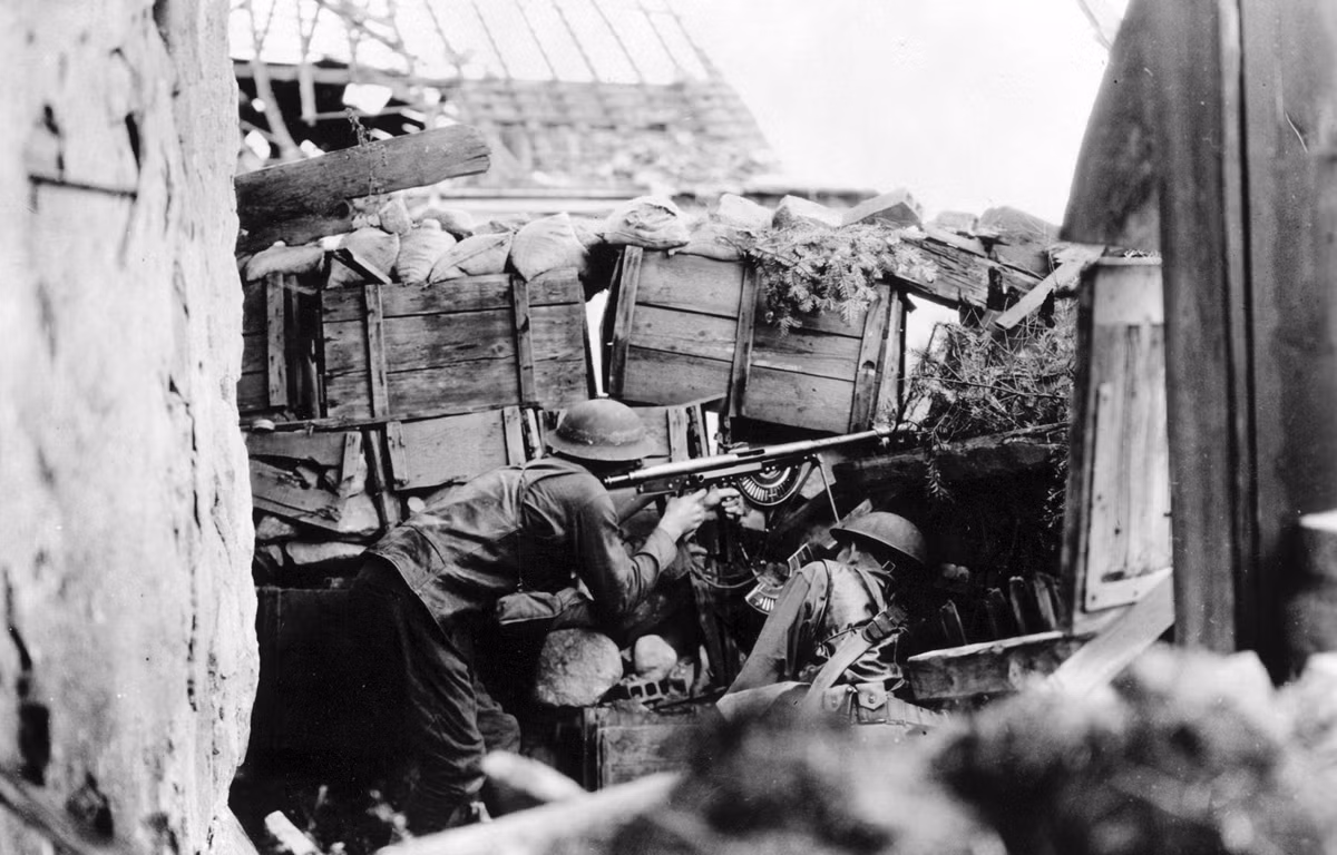 Mãi tới tận năm 1917 phía Mỹ mới chính thức tham gia chiến tranh thế giới thứ nhất bằng việc gửi đến châu Âu những lực lượng bộ binh và không quân đầu tiên của mình. Ảnh: Những binh lính Mỹ với súng máy hạng nhẹ Chauchat đang chiến đấu tại Đức vào tháng 8/1918. Nguồn ảnh: Theatlantic.