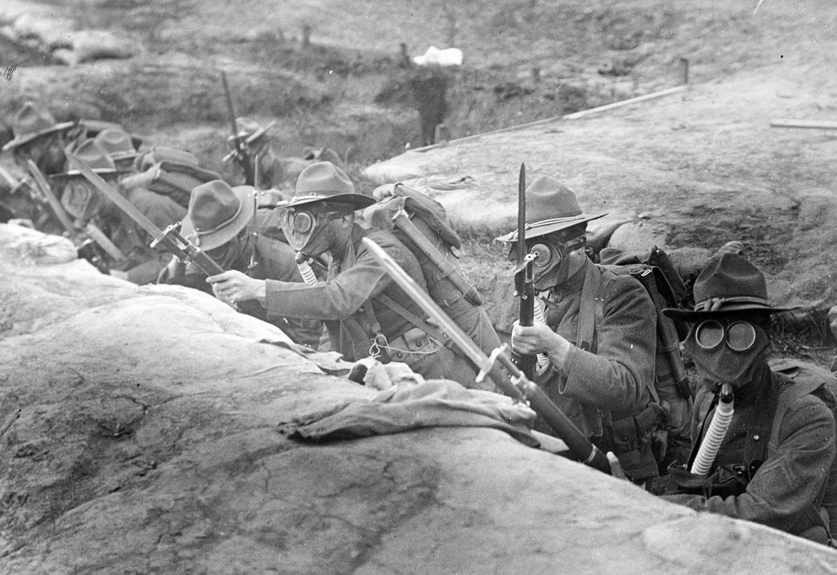 Những binh lính Mỹ được huấn luyện tại San Francisco, California vào tháng 8/1918. Vũ khí hóa học được sử dụng rất nhiều trong chiến tranh thế giới thứ nhất, chính vì vậy mỗi người lính đều được trang bị một mặt nạ phòng độc, vừa là để chống lại các loại vũ khí hóa học được đối phướng bắn ra, vừa là để đề phòng các loại vũ khí hóa học của quân ta bay ngược về phía mình khi... gió đổi chiều. Nguồn ảnh: Theatlantic.